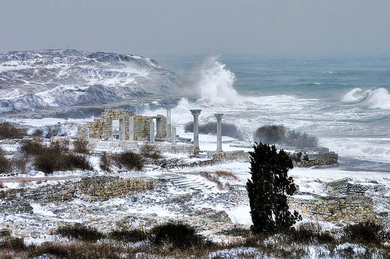 шторм на море в Севастополе зимой