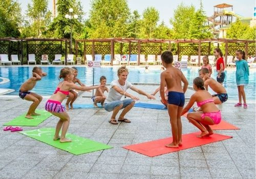 Дети у бассейна в отеле «Аквамарин» в Севастополе