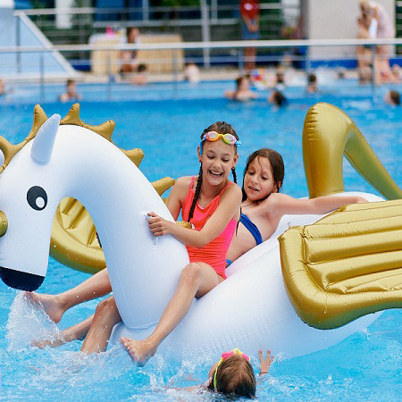 Дети в бассейне отеля «Аквамарин» в Севастополе