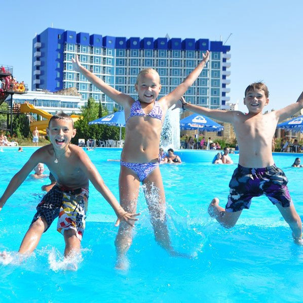 Отдых детей в Севастополе в отеле «Аквамарин» - детский бассейн