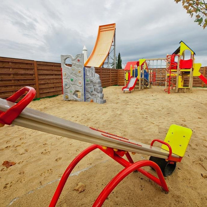 детская площадка с песочницей